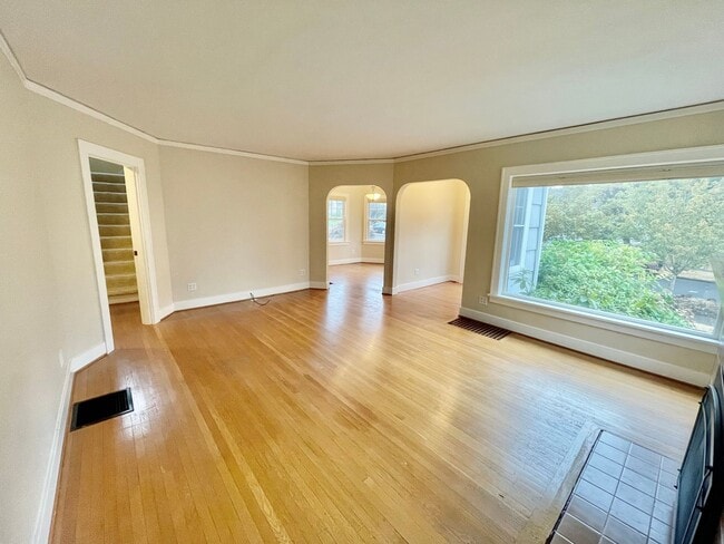 Building Photo - Rare Find, Large 3bd/2bathroom (w/ Bonus Rooms) House Near Rose City Golf Course
