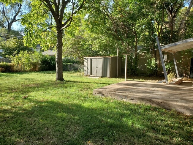 Building Photo - Nice 2 bedroom very near College Hill park