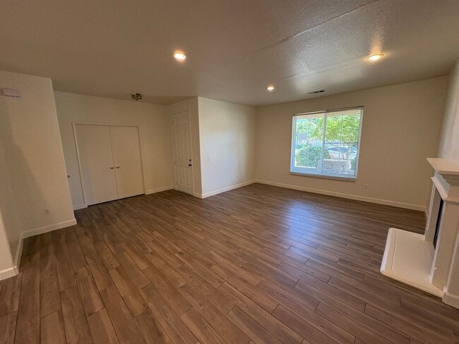Building Photo - 2 Story Home Near Shopping Center Rent Ready!