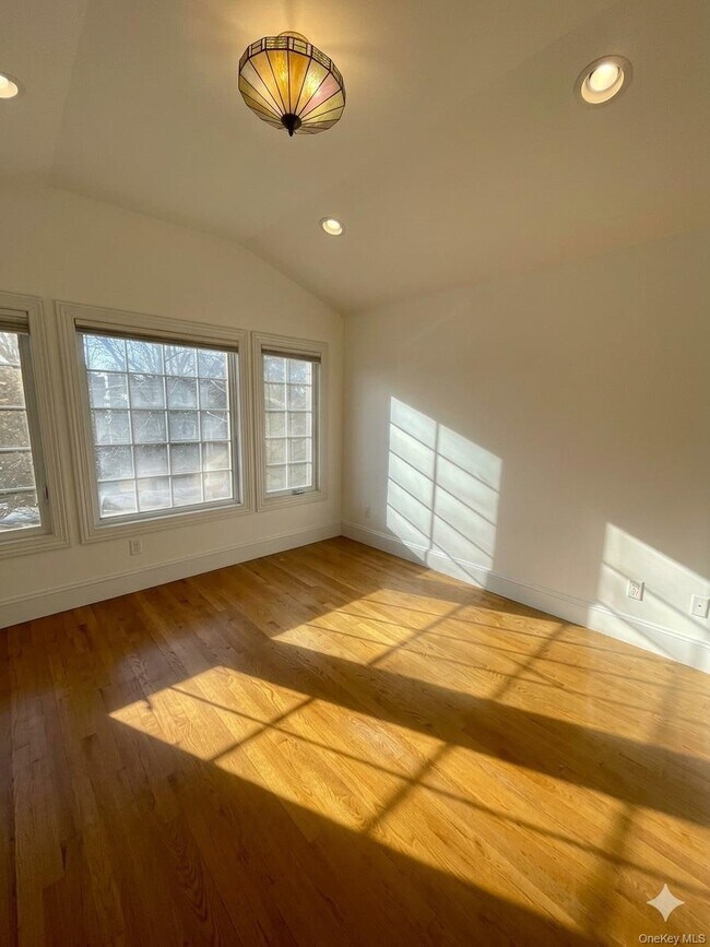 Building Photo - 66 Sagamore Hill Dr
