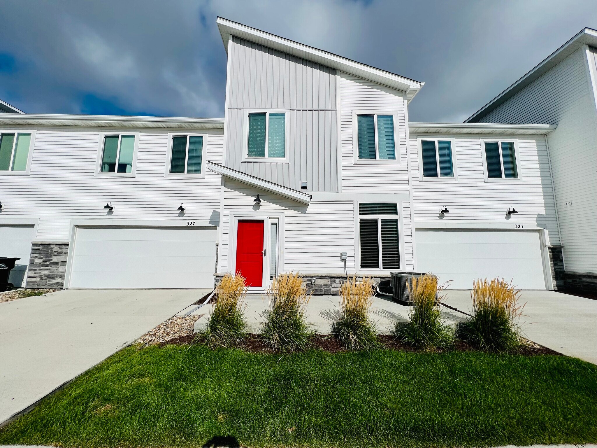 Building Photo - 327 NE Otter Dr