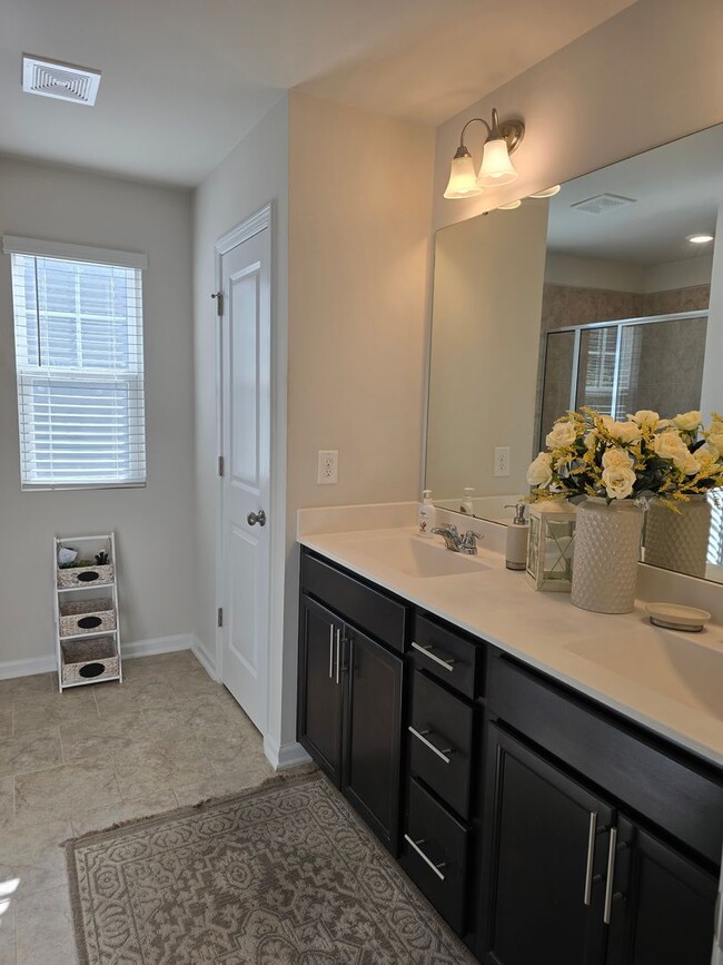 Building Photo - Impeccable 2020-Built 3-Bed, 2.5-Bath Home on Rare Quarter-Acre Lot – Prime Location!