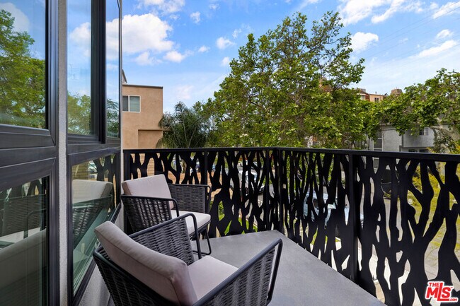 Building Photo - 1228 N Sycamore Ave