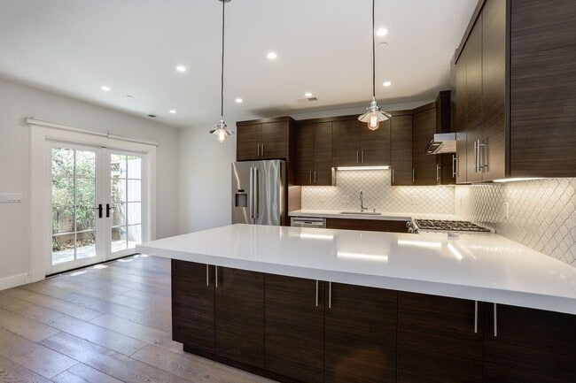 Primary Photo - 2 Bed / 2.5 Bath Luxurious townhome near d...