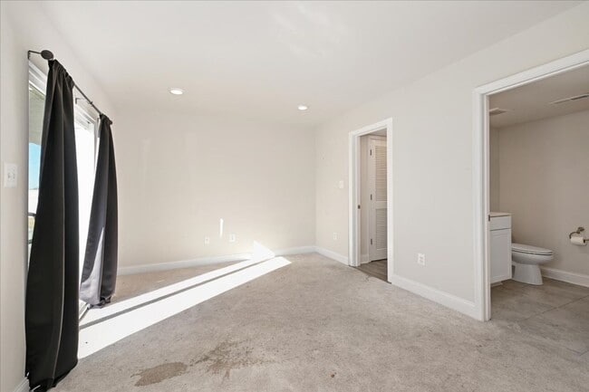 Building Photo - 1 month free with 24-month lease! Attracti...