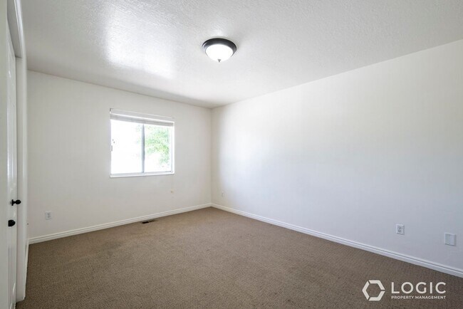 Building Photo - 934 E 500 N
