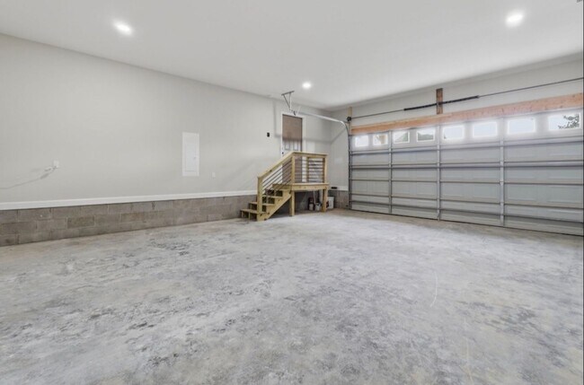 Building Photo - 211 Majestic Dr