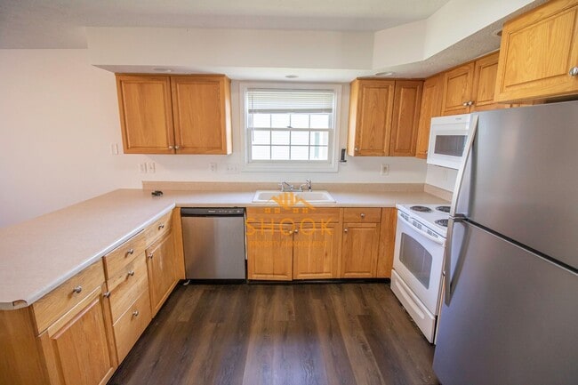 Building Photo - LARGE TOWNHOME - LOTS OF SPACE!