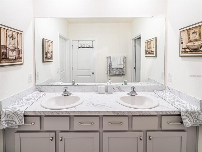 Building Photo - 2910 Boxwood Grove Row