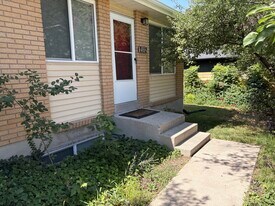Building Photo - 2112 E Donegal Cir