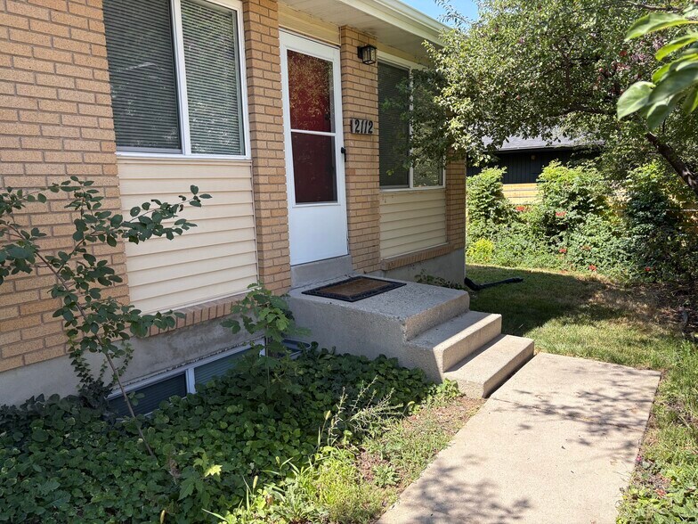 Primary Photo - 2112 E Donegal Cir