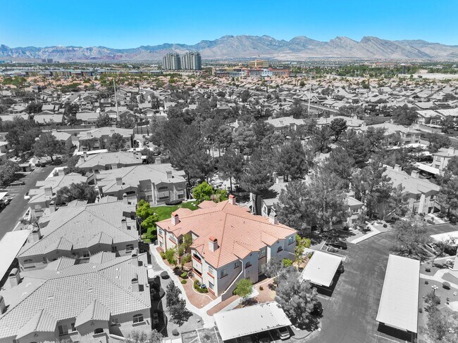 Building Photo - 2-Bedroom Condo in Gated Community!