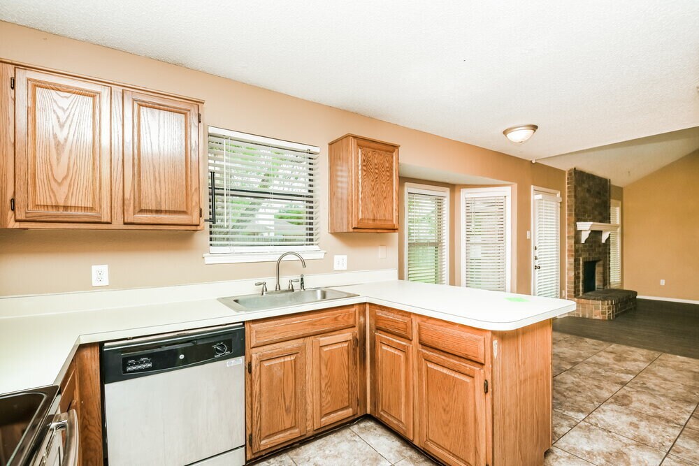 Building Photo - 829 Minuteman Dr