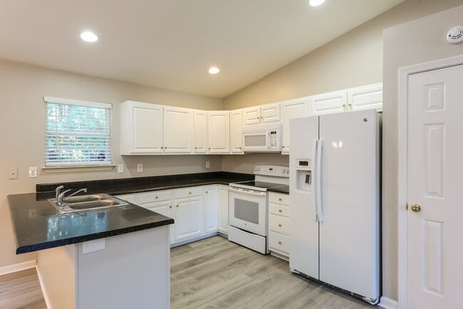 Building Photo - Charming 3 Bedroom Greenville Home