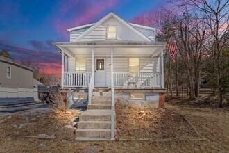 Building Photo - 830 Gilly Ave