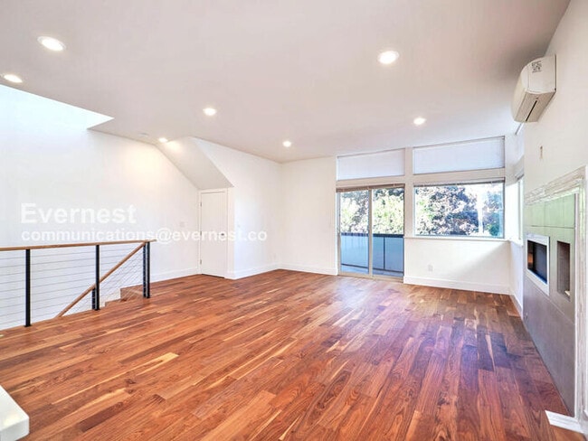 Building Photo - 2618 Eastlake Ave E