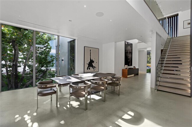 Building Photo - 501 Palm Dr