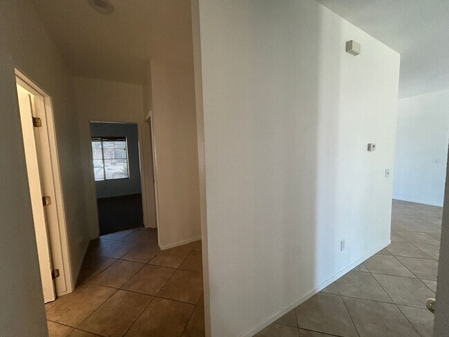 Building Photo - Great location on this split floorplan 3 b...