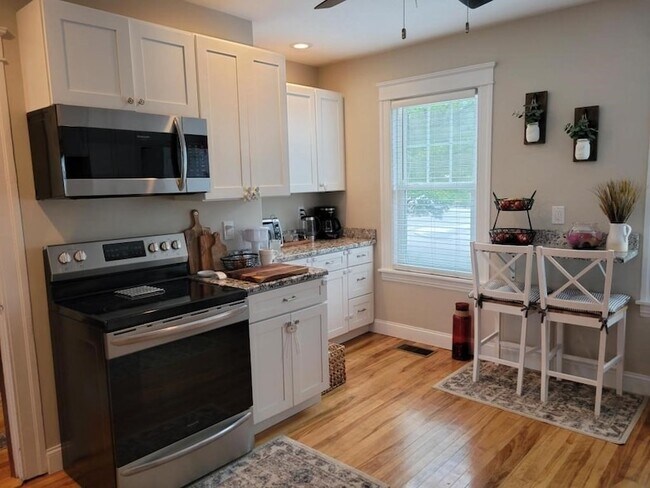 Building Photo - 352 Chandler St