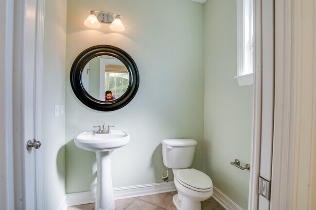 Building Photo - 2566 Halleck Ln