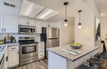 Building Photo - Spacious 2 Bed, 2 Bath Condo with Garage i...