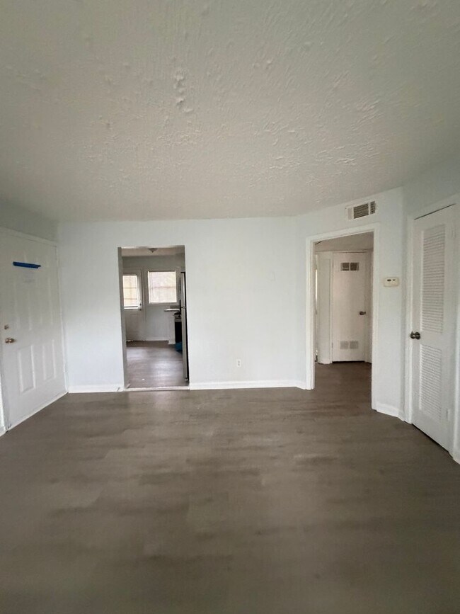 Building Photo - Dodson Courtyard Apartments | Move In Spring Specials