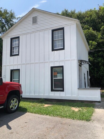 Building Photo - 605 N Adair Street Apt #5
