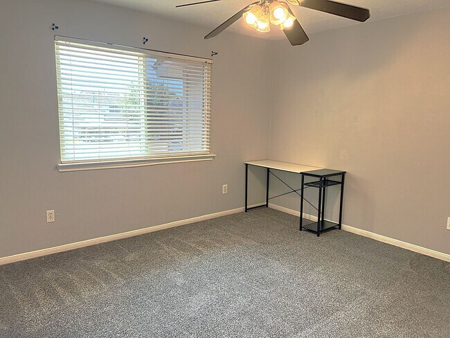 Building Photo - Conveniently Located Humble Townhome