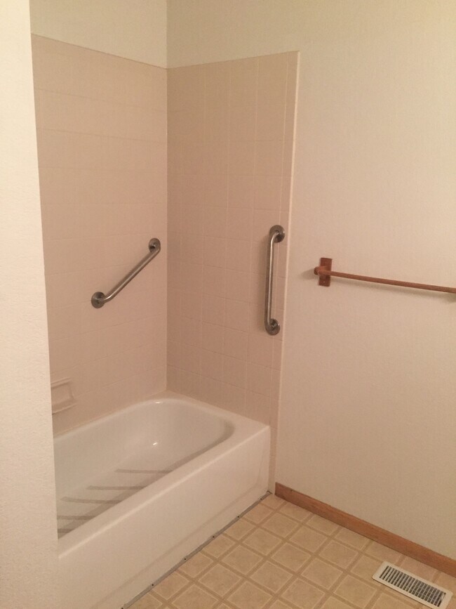 Building Photo - Beautiful 2 Bedroom + Loft Townhome in Lov...