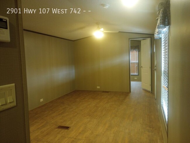 Building Photo - 2 bed 1 bath available!