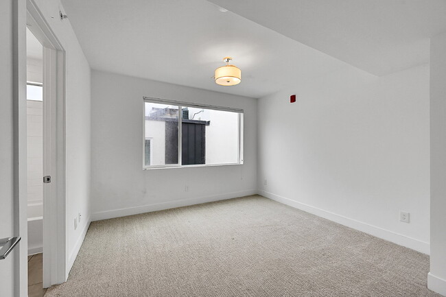 Building Photo - $3,495 = 2 Bed, 2 Bath Townhome in Denver ...