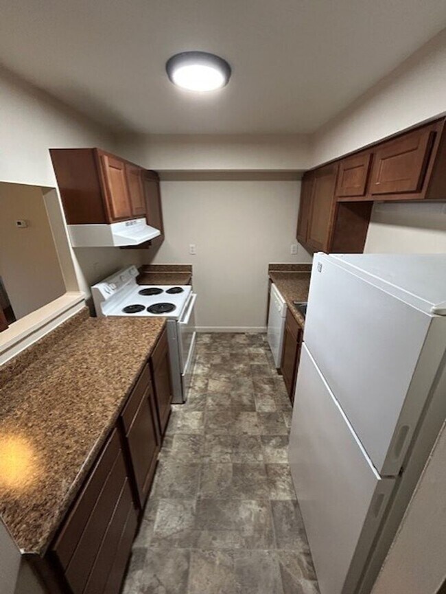 Building Photo - Convenient & Newly Updated 2-Bedroom Apart...
