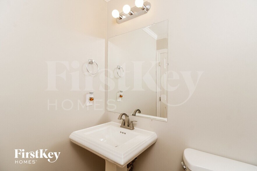 Building Photo - 402 Willow Spring Ct