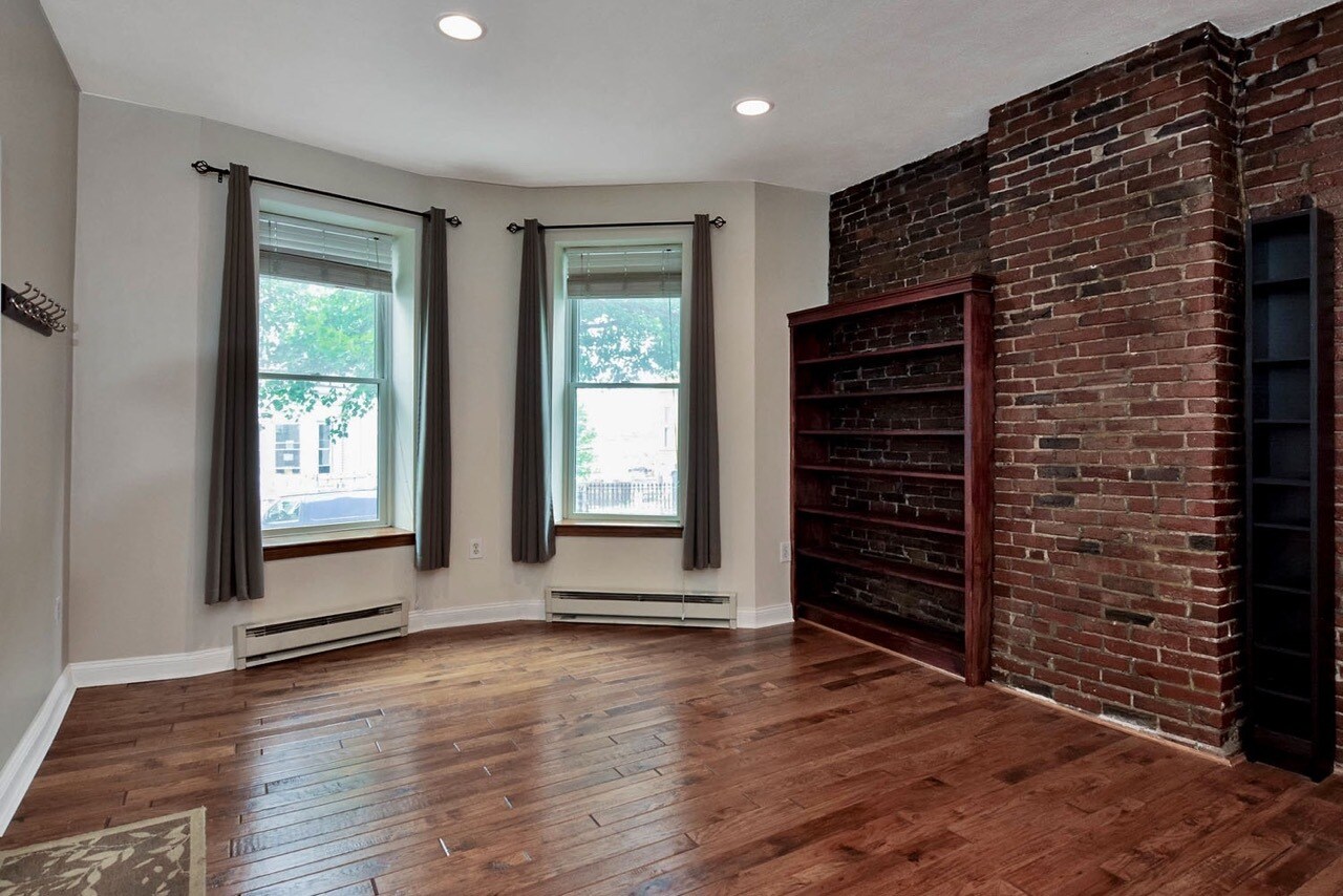 Building Photo - 383 Meridian St
