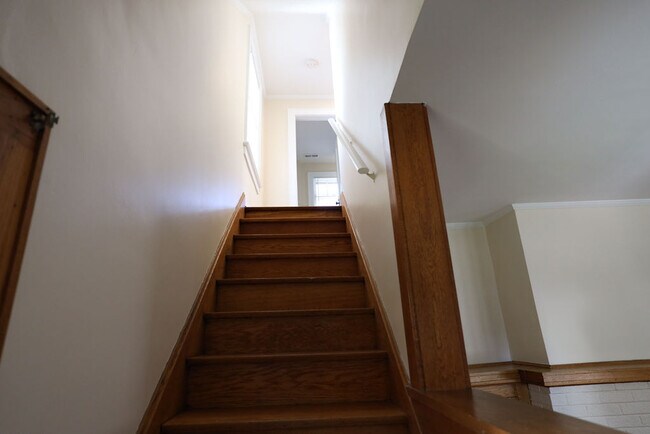 Building Photo - 552 S Terrace Ave