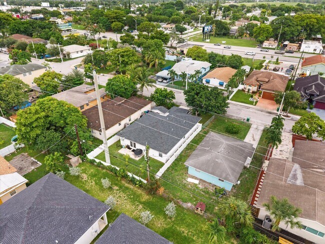 Building Photo - 2848 NW 9th Pl