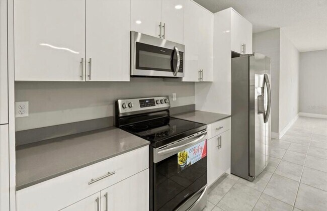 Building Photo - 5 Bedroom Single Family Home in Deltona