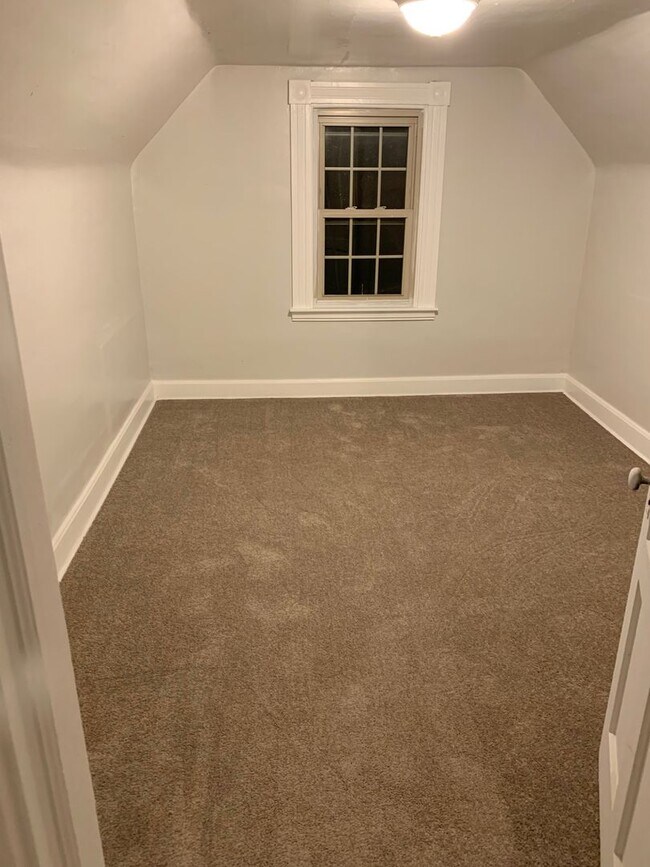 Building Photo - 2 or 3 bedroom Full Remodeled