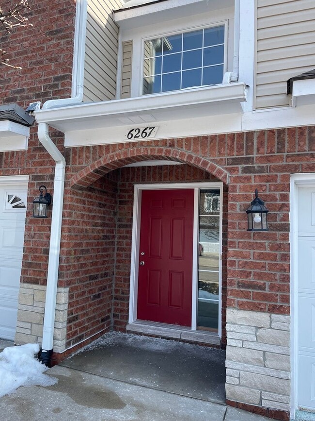 Building Photo - Shelby Township Townhouse -3 Bedrooms, 2.5 Baths, 2-Car attached garage, 1885 SF