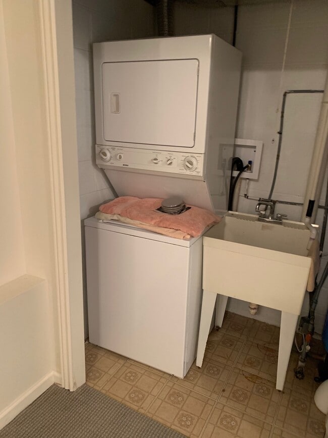 Building Photo - 2 Br 2 Ba house in the county; quiet and p...