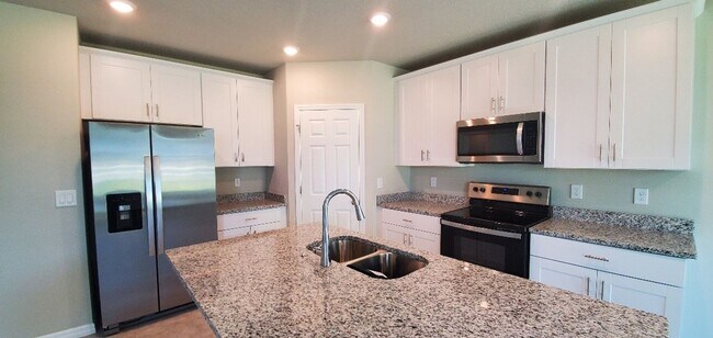 Building Photo - LIKE NEW!! 3-Bedroom, 2-Bathroom in Winter...