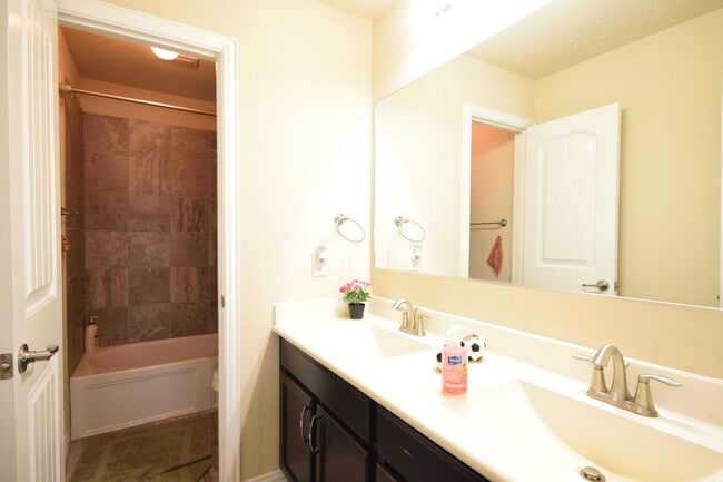 Building Photo - 4 bed 3 bath house in Prestwyck