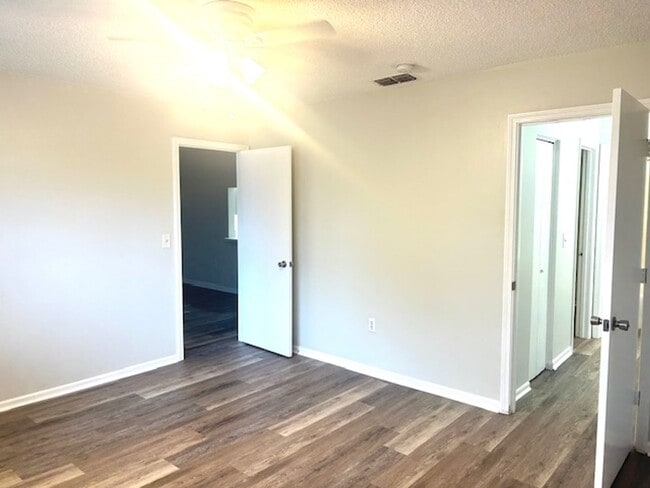 Building Photo - 1/1 WITH BALCONY - CLOSE TO SHOPPING/COLLEGES/BEACHES