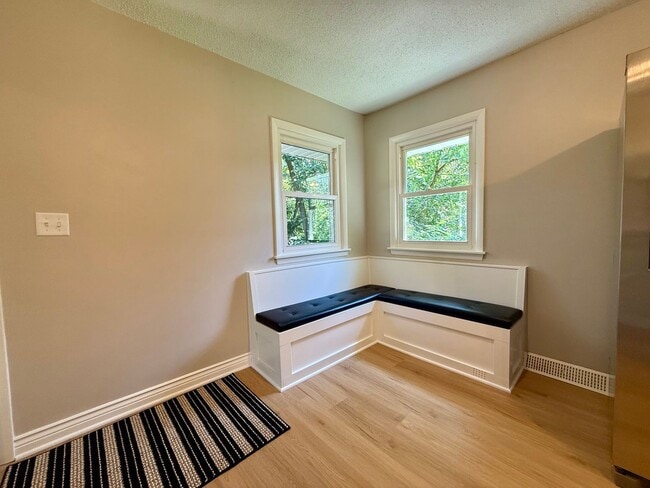 Building Photo - Remodeled 5BR/2BA Walkout Rambler Near Fish Lake Available Now! Lawn care Included!