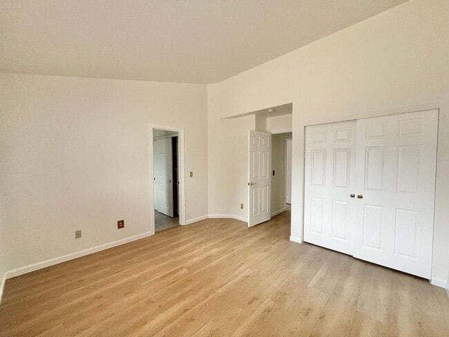 Building Photo - Welcome to this charming single-story home...