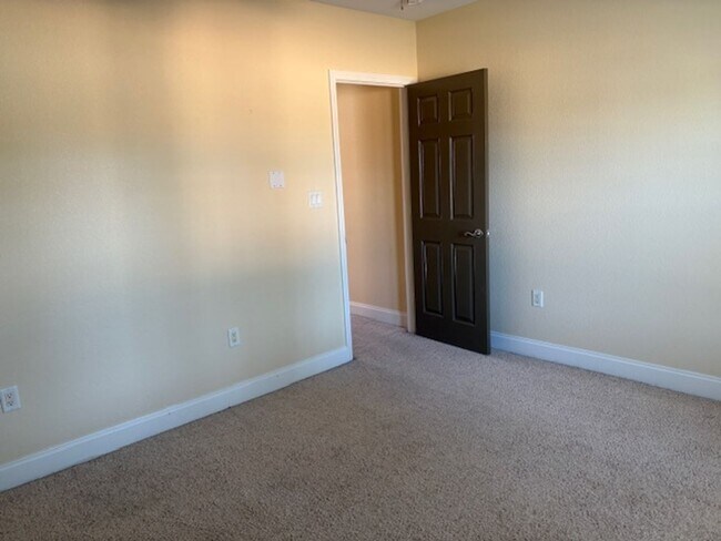 Building Photo - 532 Valparaiso Pkwy