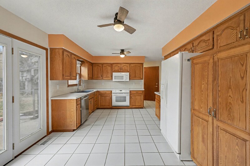 Building Photo - 15322 W 83rd Terrace