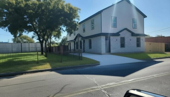 Building Photo - 2708 E Vickery Blvd