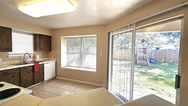 Building Photo - 16975 Meadowlark St