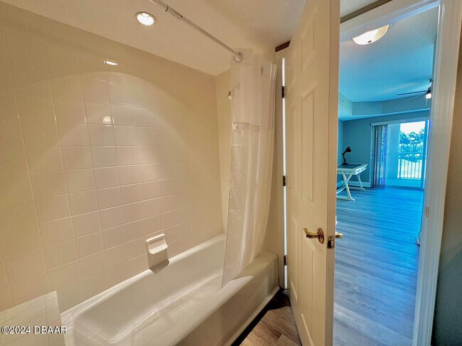 Building Photo - 4670 Links Village Dr